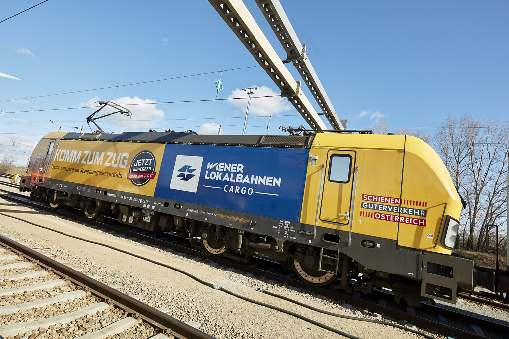 Lokomotive der WLB Cargo mit Branding zur Kampagne "Komm zum Zug"