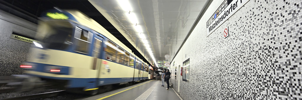Badner Bahn Badner Bahn in der  Haltestelle Matzleinsdorfer Platz
